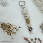 Schlüsselanhänger Häkel  | beige.leo.schlamm - Wunschgravur