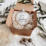 Weihnachtskugel Echtglas mit Federn | Aufdruck nach Wunsch – Bild 9