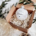 Weihnachtskugel Echtglas mit Federn | Aufdruck nach Wunsch – Bild 5