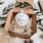 Weihnachtskugel Echtglas mit Federn | Aufdruck nach Wunsch