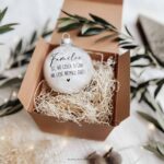 Weihnachtskugel Echtglas mit Federn | Aufdruck nach Wunsch – Bild 7