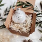 Weihnachtskugel Echtglas mit Federn | Aufdruck nach Wunsch