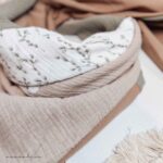 mixed schal - BEIGE:OLIVE:CAPPUCCINO:ZWEIGE – Bild 2