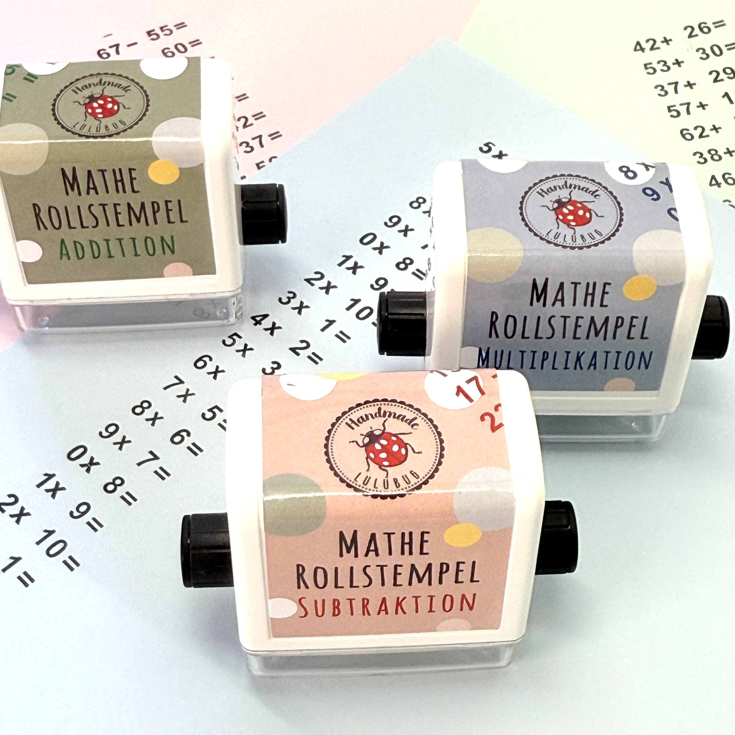 25401-und-2540225403-Mathe-Rollstempel-EMO-Q1-scaled Mathe Rollstempel „Addition“ – Lernspiel für Kinder | Rechnen spielerisch üben – Bild 1