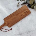 Servierbrett aus Akazienholz „Familie XYZ - gemeinsam genießen“ – Gravur mit Wunschtext | Stil "Heinzelreiter" – Bild 2