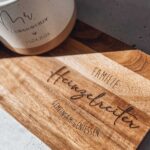Servierbrett aus Akazienholz „Familie XYZ - gemeinsam genießen“ – Gravur mit Wunschtext | Stil "Heinzelreiter"