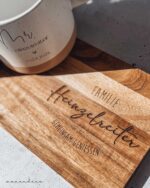 Servierbrett aus Akazienholz „Familie XYZ - gemeinsam genießen“ – Gravur mit Wunschtext | Stil "Heinzelreiter"