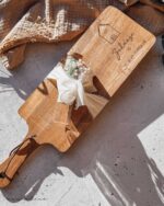 Servierbrett aus Akazienholz „Zuhause – ist, wo wir zusammen sind“ & Haus – auch mit Familiennamen möglich – Bild 2