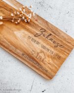 Servierbrett aus Akazienholz mit Koordinaten „Zuhause - ist kein Ort, sondern ein Geühl“ – Gravur mit Wunschtext