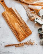 Servierbrett aus Akazienholz mit Koordinaten „Zuhause - ist kein Ort, sondern ein Geühl“ – Gravur mit Wunschtext – Bild 2