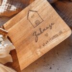Servierbrett aus Akazienholz „Zuhause – ist, wo wir zusammen sind“ & Haus – auch mit Familiennamen möglich