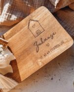 Servierbrett aus Akazienholz „Zuhause – ist, wo wir zusammen sind“ & Haus – auch mit Familiennamen möglich