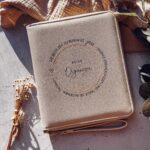 ORGANIZER - Die beste Zeit zu Reisen ist jetzt - sammle Erinnerungen | Personalisierung möglich | Dokumententasche für Familie & Urlaub