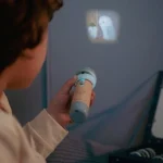 Geschichten Projektor Taschenlampe - Blau | Little Dutch – Bild 2