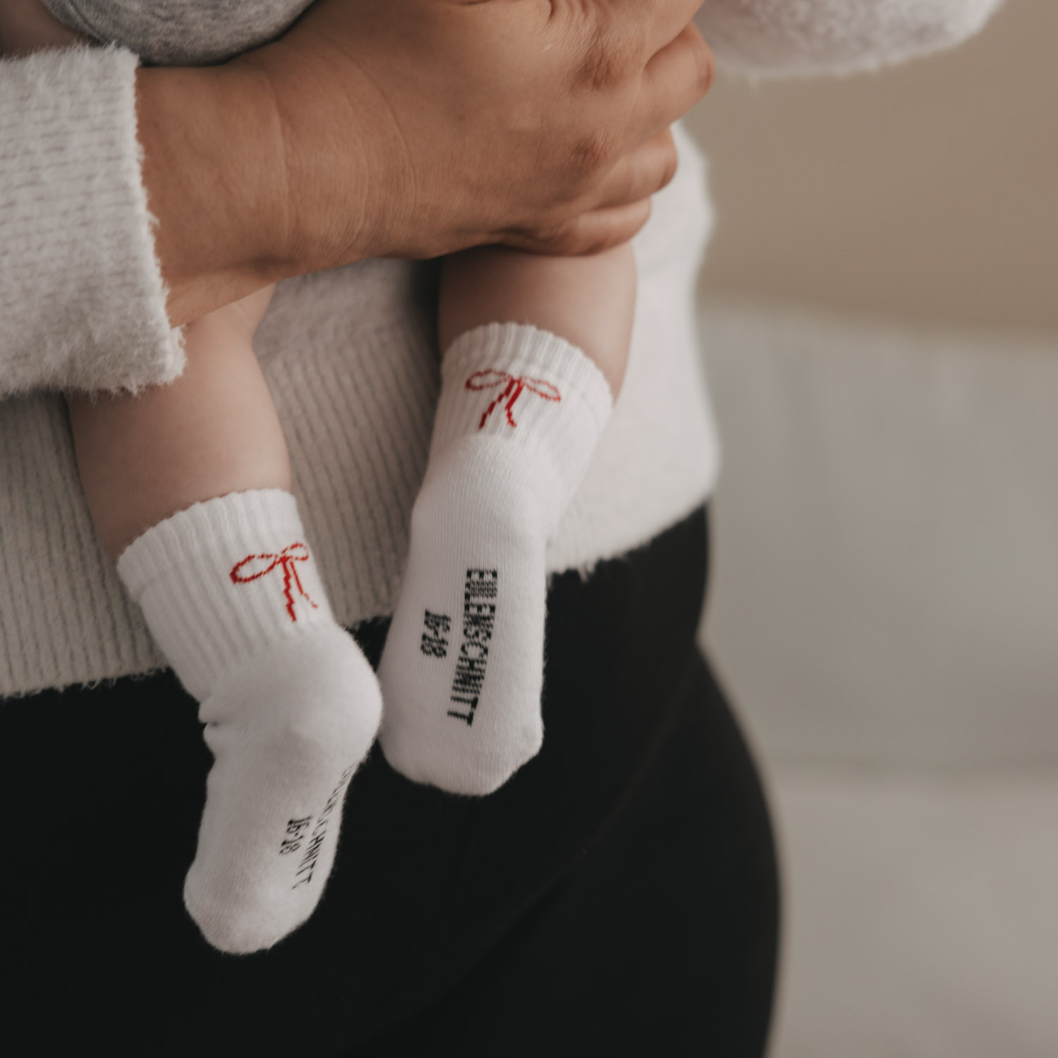 soc-261_schleife_photocredits_eulenschnitt-2 Babysocken | Schleife (3 Monate / Größe 16-18) – Bild 1