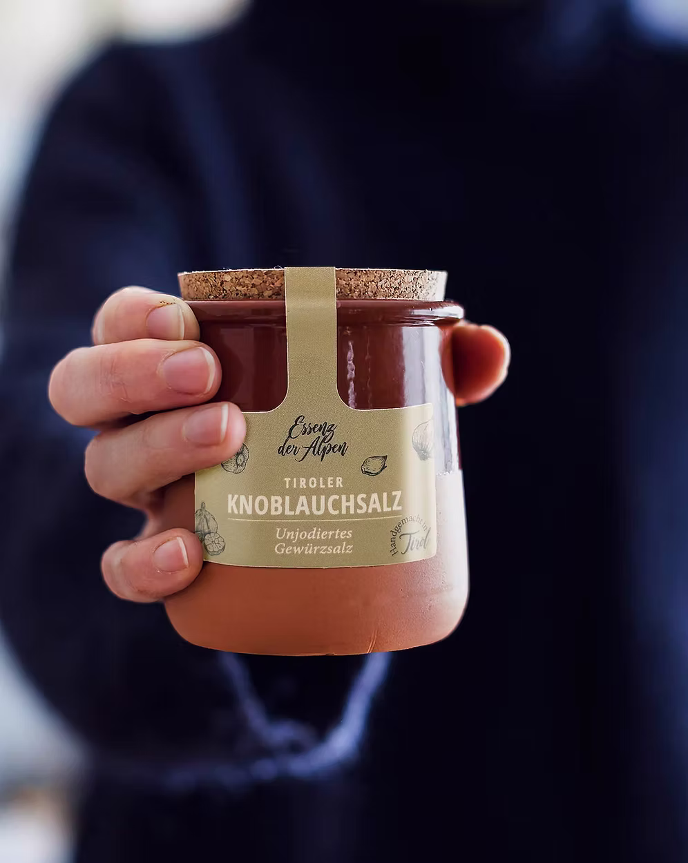 Knoblauchsalz.jpg Knoblauch Salz in Keramiktopf - handgemacht in Tirol | Essende der Alpen – Bild 1