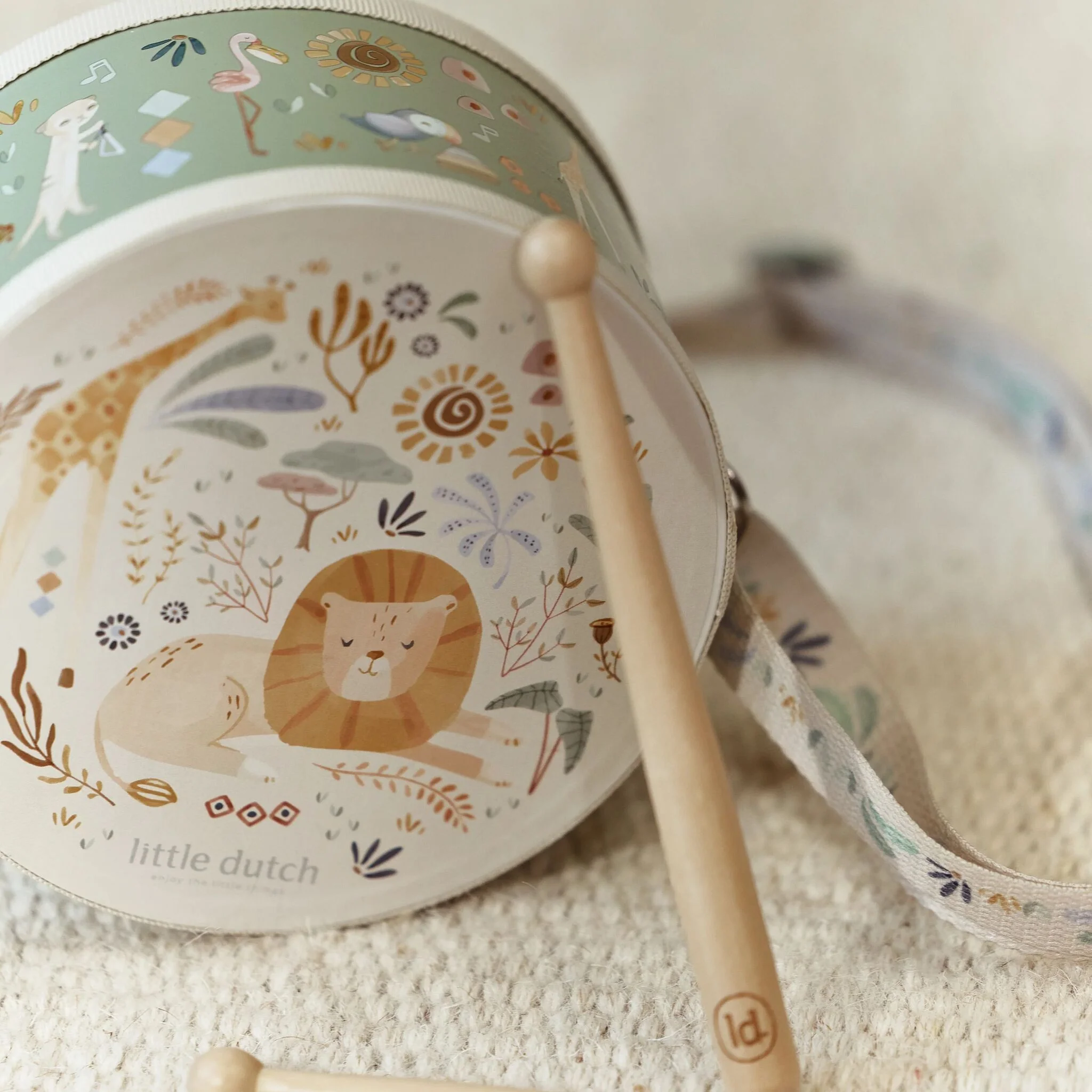 0034434_music-drum-safari-friends-ld7472-3-shopify-square.jpg Musik Trommel - SAFARI Friends | Little Dutch – Bild 1