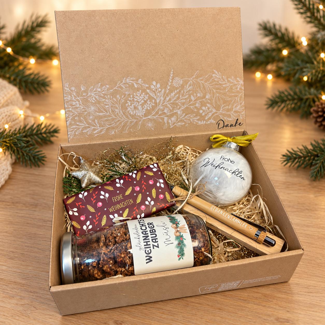 Geschenkbox 3 - Müsli, Kulli, Kugel 23,90 Weihnachtliche Geschenkbox 3 "Süsse Aufmerksamkeit" Weihnachtskugel, Kulli, Müsli, Schoki – personalisiert – Bild 1