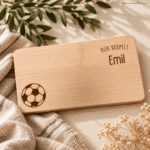 Kinder-Jausenbrett aus Holz –  Fussball "Emil" graviert - personalisiert mit Liebe