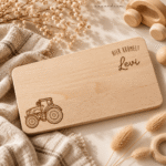 Kinder-Jausenbrett aus Holz –  Traktor "Levi" graviert - personalisiert mit Liebe